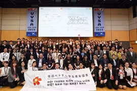 Estudiantes vietnamitas y representantes de empresas japonesas en una foto grupal en la feria de empleo de Tokio el 19 de abril. (Foto: VNA)