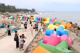 El tramo del terraplén con coloridos tetrápodos en la playa rocosa de Ong Dia se ha convertido en un imán para los turistas en el barrio de Phu Thuy, provincia de Lam Dong. (Foto: VNA)