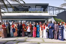 El presidente de la Asamblea Nacional, Tran Thanh Man, y su esposa con miembros de la comunidad vietnamita en Senegal. (Foto: VNA)
