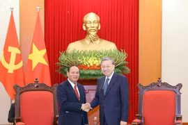 El secretario general del Partido Comunista de Vietnam, To Lam, (derecha) y el viceprimer ministro y titular de Seguridad Pública de Laos, Vilay Lakhamphong. (Fuente: VNA)