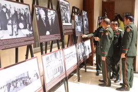Representantes del Ministerio de Defensa Nacional de Laos en la exposición fotográfica. (Foto: VNA)