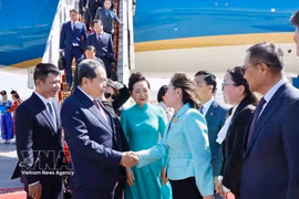 La presidenta del Grupo Parlamentario de Amistad Vietnam-Mongolia (VMFPG), Judagiin Bayarmaam, y funcionarios mongoles reciben al presidente de la Asamblea Nacional, Tran Thanh Man, y a su esposa a su llegada al aeropuerto Chinggis Khan, en Ulán Bator. (Foto: VNA)
