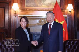El secretario general del Partido Comunista de Vietnam (PCV) y presidente de la República, To Lam, y la profesora Sarah Anne Soule, decana de la Escuela de Postgrado de Negocios de la Universidad de Stanford. (Fuente: VNA)