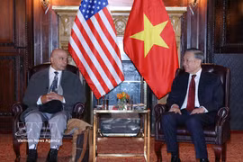 El secretario general del Partido Comunista de Vietnam y presidente del Estado, To Lam, recibe al copresidente del Partido Comunista de Estados Unidos, Joe Sims. Foto: VNA