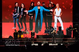 "Daddy Cool", la canción inmortal de Boney M., fue interpretada por la reconocida cantante Liz Mitchell (72 años, integrante de la banda) en el escenario del "Dalat Spring Concert" la noche del 21 de diciembre de 2024. (Foto: VNA)