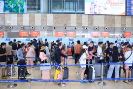 Pasajeros realizan los trámites en la terminal nacional T1 del Aeropuerto Internacional de Noi Bai. (Fuente: VNA)