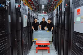 El sistema de supercomputadora B200 ofrece un rendimiento de hasta 1,5 exaflops FP8, equivalente a 1,5 billones de cálculos por segundo. (Nhandan)
