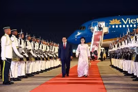 El primer ministro Pham Minh Chinh y su esposa llegan a Malasia la noche del 24 de mayo. (Fuente: VNA)