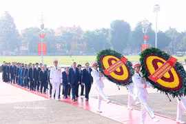 Líderes actuales y anteriores del Partido y del Estado rinden homenaje al Presidente Ho Chi Minh. (Foto: VNA)
