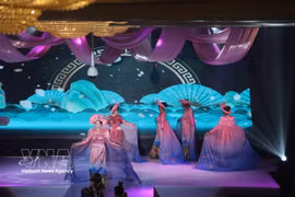 Una actuación de Ao Dai en el evento. (Foto: VNA)