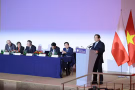 El primer ministro Pham Minh Chinh asiste al Foro Empresarial Polonia-Vietnam (Fuente: VNA)