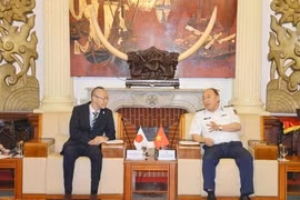 Kobayashi Yosuke, representante jefe de la Oficina de JICA en Vietnam (izquierda) y el teniente general Le Quang Dao, comandante de la Guardia Costera de Vietnam (Foto: qdnd.vn)