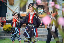 Belleza de trajes tradicionales de la etnia Dao Tien en Thanh Hoa