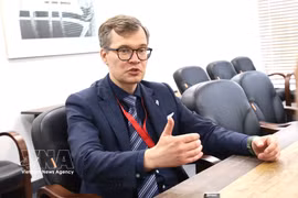 El vicerrector de la Universidad Federal del Lejano Oriente, Evgheny Vlasov, responde a las preguntas del corresponsal de la Agencia Vietnamita de Noticias en Rusia. (Foto: VNA)