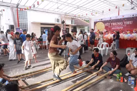 La Asociación de Enlace de la Comunidad Vietnamita en Singapur organiza anualmente el Festival del Medio Otoño con el objetivo de fortalecer los vínculos de la comunidad y difundir la cultura vietnamita. (Foto: VNA)