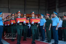 El 21 de octubre de 2026, se trasladan muestras de los restos de mártires de guerra a una aeronave militar para su transporte a Hanoi. (Foto: VNA)