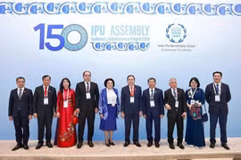 El presidente de la Asamblea Nacional, Tran Thanh Man (sexto desde la izquierda), y otros delegados en la ceremonia inaugural de la IPU-150 en Tashkent, Uzbekistán, la tarde del 5 de abril. (Foto: VNA)