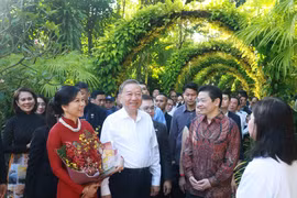 El secretario general del Partido Comunista de Vietnam, To Lam (al frente, en el centro), su esposa, Ngo Phuong Ly (al frente, a la izquierda), y el primer ministro singapurense, Lawrence Wong, recorren el Jardín Botánico de Singapur. (Foto: VNA)