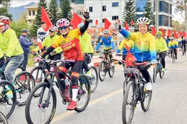 Los atletas participaron con entusiasmo en la carrera ciclista de la amistad. (Foto: VNA)