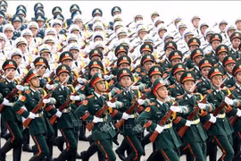 Soldados que representan a las fuerzas de infantería, marina y defensa aérea del Ejército Popular de Vietnam en un desfile (Foto: VNA)