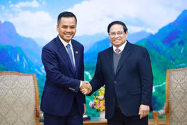El primer ministro vietnamita Pham Minh Chinh y el vicepremier y ministro del Interior de Camboya, Sar Sokha. (Fuente: VNA)