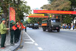 Veteranos y residentes locales se reúnen para presentar sus respetos mientras un convoy que transporta los restos de 93 soldados caídos atraviesa la plaza 26 de Marzo, en el barrio Ha Giang 1, provincia de Tuyen Quang (Foto: VNA)