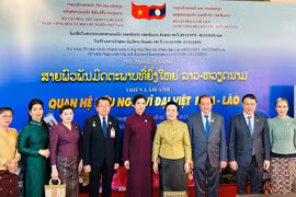 La esposa del secretario general del Partido Comunista de Vietnam, Ngo Phuong Ly, y Naly Sisoulith, esposa del secretario general del Partido Popular Revolucionario y presidente de Laos, participan en la ceremonia inaugural de la Semana de Cine Vietnamita en Laos y la exposición fotográfica "Gran Amistad Vietnam-Laos". (Foto: VNA)