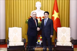 El presidente vietnamita Luong Cuong (derecha) recibe a Kamran Bayram Aliyev, fiscal general de Azerbaiyán. (Fuente: VNA)