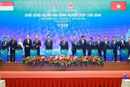 Los primeros ministros de Vietnam, Pham Minh Chinh, y de Singapur, Lawrence Wong, asistieron este martes a la ceremonia de colocación de la primera piedra del Parque Industrial Vietnam-Singapur Thai Binh (VSIP Thai Binh) (Fuente: VNA)