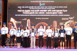 El Comité Popular de Da Nang entrega premios a los 10 mejores proyectos del Concurso de Innovación y Emprendimiento, categoría de estudiantes, en el marco de SURF 2026. (Foto: VNA)