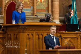 El primer ministro húngaro, Peter Magyar (al frente), en la ceremonia de juramento del nuevo gobierno en Budapest, el 12 de mayo de 2026. (Foto: VNA)