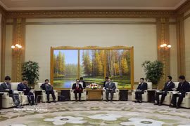 El miembro del Buró Político y ministro de Relaciones Exteriores, Le Hoai Trung, sostuvo hoy un encuentro con Jo Yong Won, presidente del Comité Permanente de la Asamblea Popular Suprema y titular de ese órgano legislativo de la República Popular Democrática de Corea (RPDC). (Fuente: VNA)