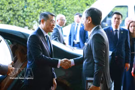 Funcionarios de alto rango de la India despiden al primer ministro Le Minh Hung al término de su participación en la 18.ª Cumbre de BRICS y de sus actividades bilaterales en la India. Foto: VNA