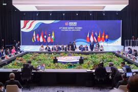 El primer ministro Pham Minh Chinh asiste a la sesión plenaria de la 47a Cumbre de la ASEAN y a la ceremonia de entrega del Segundo Protocolo que enmienda el Acuerdo de Comercio de Bienes de la ASEAN (ATIGA). (Foto: VNA)