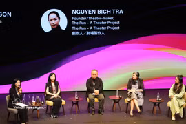 La directora Tra Nguyen, fundadora del proyecto «The Run - A Theatre Project» (extrema derecha), intercambia opiniones con ponentes internacionales durante la sesión temática. Foto: VNA