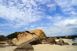 La belleza de la playa de Son Tra en Quang Ngai
