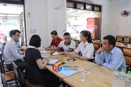 La delegación inspeccionó los procedimientos y licencias de las empresas turísticas en el barrio de Bai Chay. (Fuente: baoquangninh.vn)