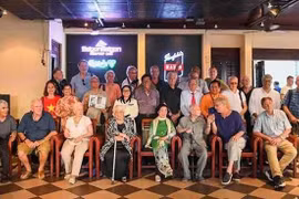 Ex corresponsales de guerra nacionales e internacionales se reúnen en Ciudad Ho Chi Minh para conmemorar el 50º aniversario de la Liberación del Sur y la Reunificación Nacional (30 de abril de 1975). (Foto: qdnd.vn)