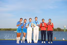 Dinh Thi Hao y Pham Thi Hue, de Vietnam (derecha), ganaron el bronce; Zhu Hongshan y Ren Wanning, de China (centro), el oro; y Anna Aksenova y Aydana Smetullaeva, de Uzbekistán, la plata en doble scull femenino de remo en ASIAD 2026, en Gifu, Japón, el 24 de septiembre. Foto: VNA
