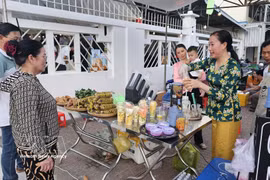 La cooperativa de la provincia de Ca Mau, en coordinación con el periódico y la emisora de radio y televisión de Ca Mau, organiza una feria de productos OCOP, combinando la venta presencial con transmisiones en directo para promocionar y comercializar en línea productos típicos y especialidades locales de la provincia. (VNA)