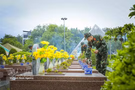 Los soldados del Comando Militar de la provincia de Dien Bien rinden homenaje y encienden incienso ante las tumbas de los Héroes y Mártires en el Cementerio de Mártires A1 antes de proceder a la exhumación para recoger muestras. Foto: VNA