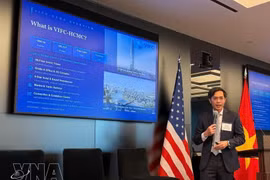 El profesor asociado y doctor Nguyen Huu Huan, vicepresidente del Consejo Ejecutivo del VIFC en Ciudad Ho Chi Minh, interviene en las conversaciones empresariales entre Vietnam y Estados Unidos celebradas el 23 de marzo en Nueva York. (Foto: VNA)
