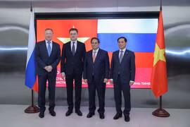 El primer ministro Pham Minh Chinh (segundo por la derecha), el viceprimer ministro ruso Alexander Novak (segundo por la izquierda), el viceprimer ministro vietnamita Bui Thanh Son (extremo derecho) y un líder de Zarubezhneft. (Foto: baochinhphu.vn)
