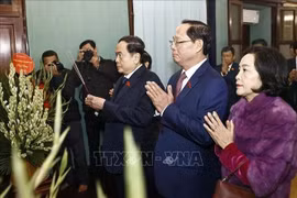 El presidente de la Asamblea Nacional, Tran Thanh Man (tercero desde la derecha), ofrece incienso en conmemoración del Presidente Ho Chi Minh en la Casa 67, dentro del complejo del Palacio Presidencial en Hanoi. (Foto: VNA)