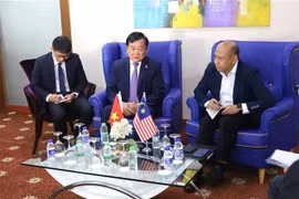 El viceministro de Defensa, teniente general Hoang Xuan Chien (centro), se reúne con el subsecretario general del Ministerio de Defensa de Malasia, Mohd Yani Bin Daud (derecha). (Foto: VNA)