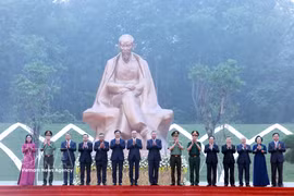 El secretario general del Partido y presidente del Estado, To Lam, y los delegados en la ceremonia de inauguración del monumento "El Tío Ho con el Festival Nacional". Foto: VNA 