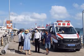 Las fuerzas competentes movilizaron al máximo el personal y los medios disponibles para las labores de búsqueda y rescate tras el vuelco de la lancha turística en Phu Quoc. (Foto: baoangiang.com.vn)