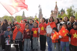 Comunidad vietnamita en Rusia se reúne para dar la bienvenida a la delegación del Ejército Popular de Vietnam en la Plaza Roja. (Fuente: VNA)