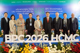 Los jefes de las delegaciones participantes en la Conferencia de Mesa Redonda de las Ciudades Socias Comerciales (BPC) de 2026 durante el evento. Foto: VNA