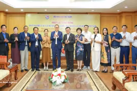Representantes del Club de Periodistas Camboyanos y la Asociación de Periodistas de Vietnam en la sesión de trabajo en Hanoi el 12 de mayo (Foto: VNA)
